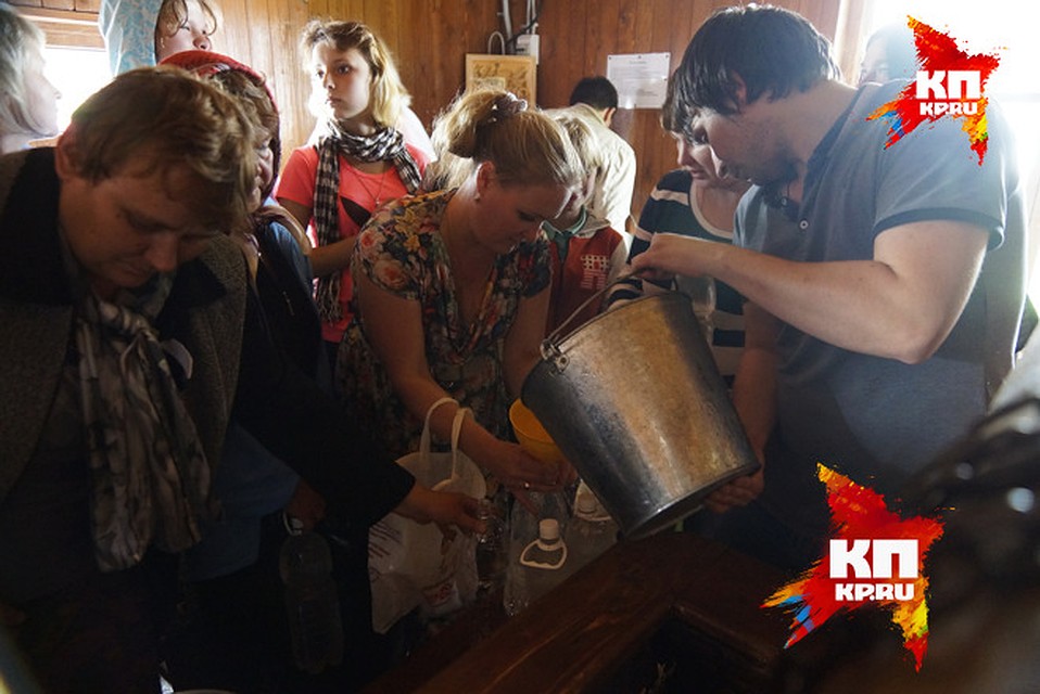 Ребята постарались набрать с собой побольше целительной воды Фото: Алексей БУЛАТОВ