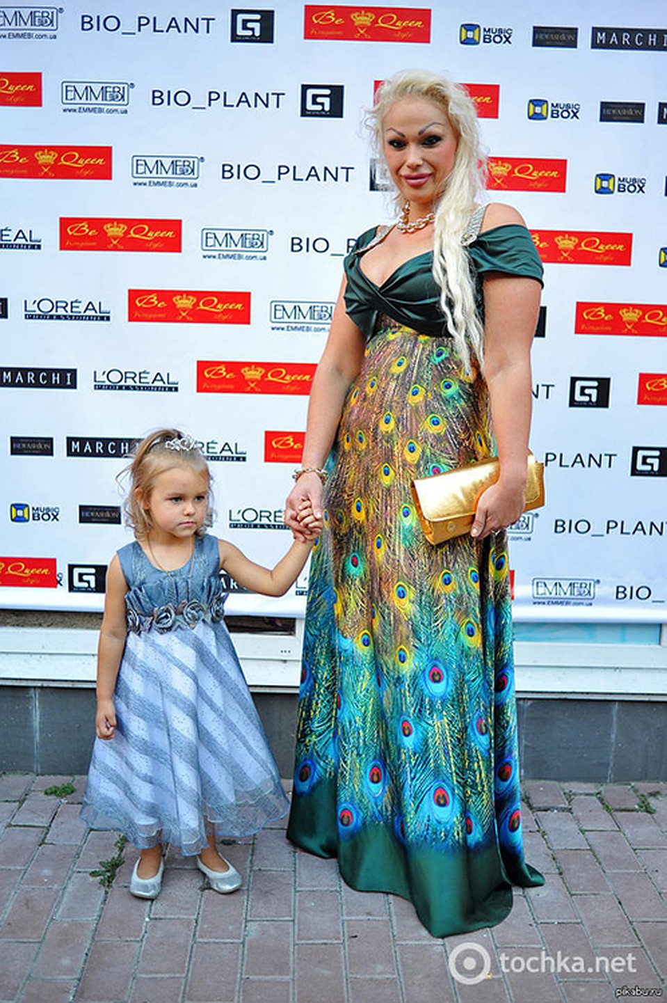 На фото - ее величество с наследной принцессой, 3-летней дочкой Златой. Фото: tochka.net