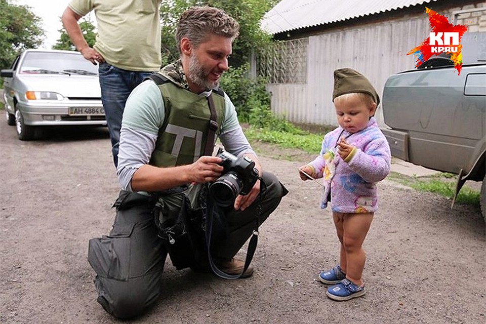 Фотокор МИА «Россия сегодня» Андрей Стенин на Донбассе. Фото: Александр КОЦ, Дмитрий СТЕШИН