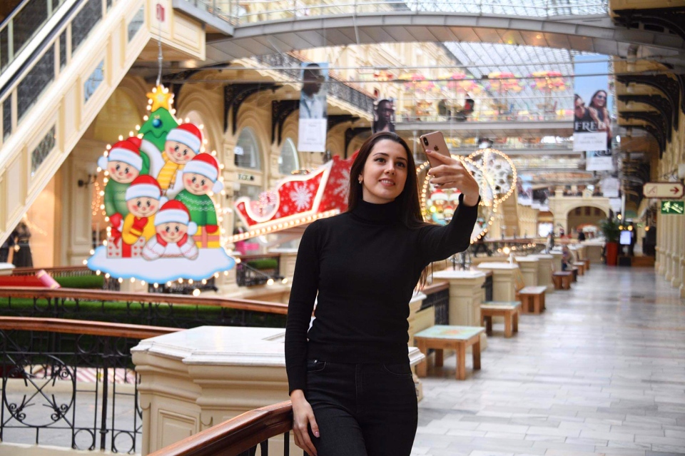 Репетиция Нового года: московский ГУМ уже украсили снежными шарами и пингвинами