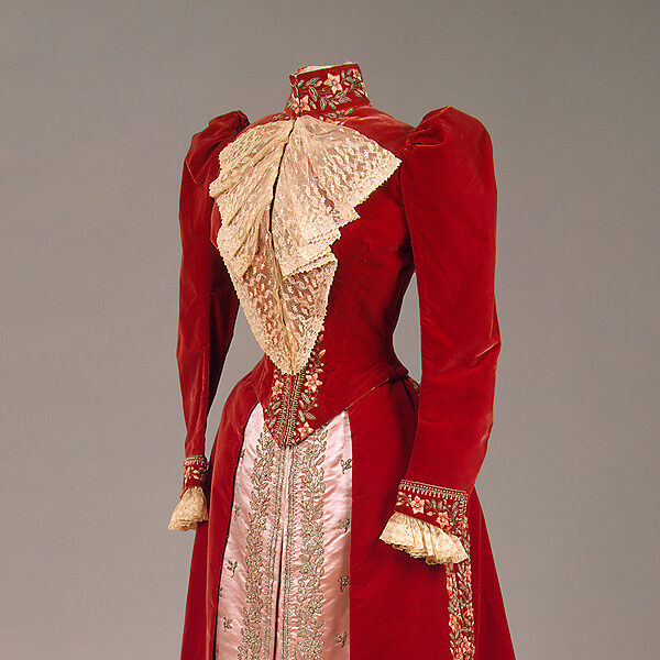 Выставка «Придворный костюм середины XIX — начала XX века из собрания Эрмитажа»