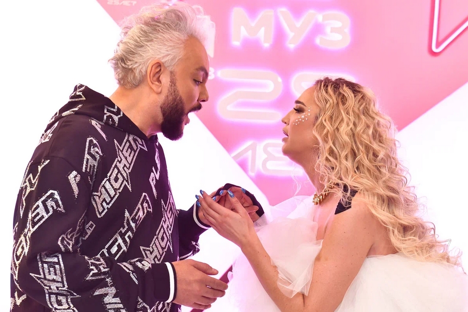 Видео и фото с вечеринки Муз-ТВ 2021: Ольгу Бузову подвело зеркало, а певица МакSим поднялась на сцену