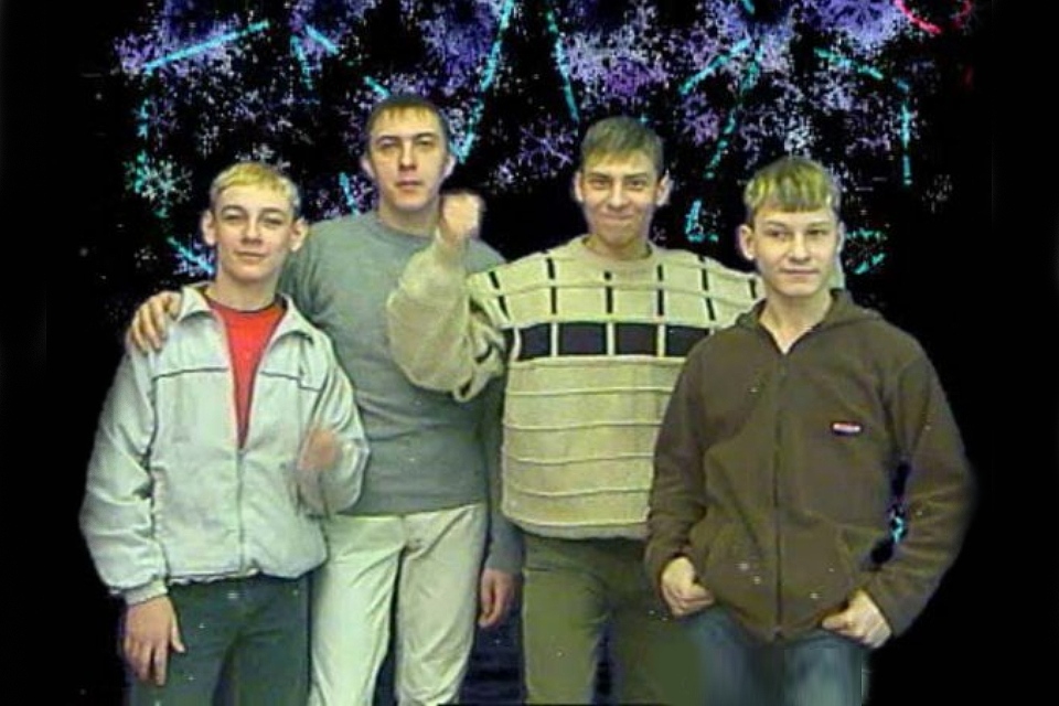 «Новый год все мечты исполнит»: как сейчас выглядят участники группы «Стекловата», чья песня стала мировым мемом
