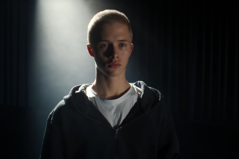 Песня Пальто из сериала «Слово пацана. Кровь на асфальте»: актер Леон Кемстач перепел «Как быть» Александра Серова