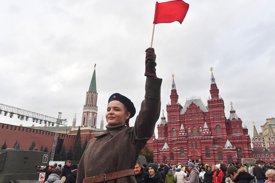 25 лучших идей, куда сходить на выходных в Москве 8 и 9 ноября 2025: самолеты на Красной площади, бесплатный концерт Алены Свиридовой и мастер-классы в парках