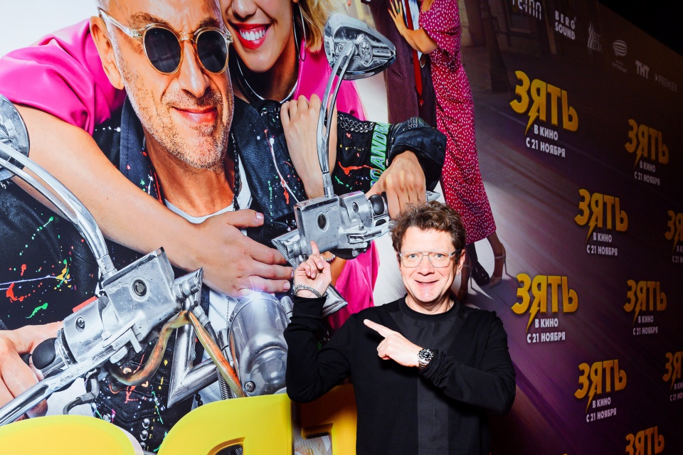 Помолодевший и похудевший Ян Цапник, а также другие звезды появились на красной дорожке фильма «Зять»