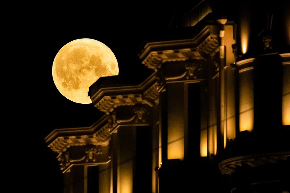 Суперлуние в Москве 5 ноября 2025: где и во сколько смотреть Луну Охотника