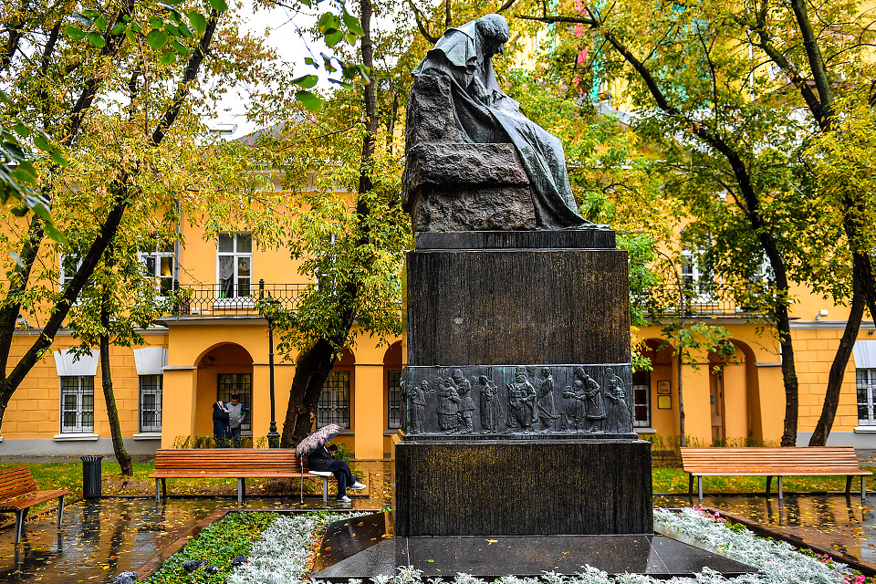 Памятник Н.Гоголю на Никитском бульваре.