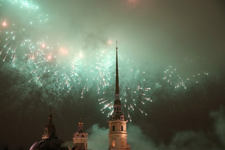 Салют на День прорыва блокады Ленинграда в Санкт-Петербурге 18 января 2023: прямая онлайн-трансляция