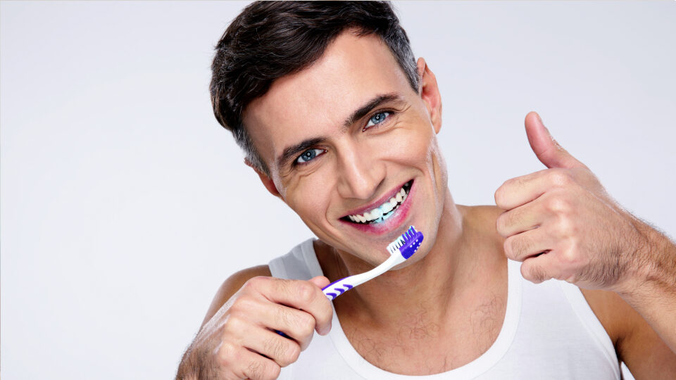 Фторирование зубов взрослым