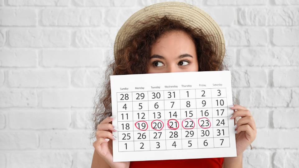 Сколько длятся месячные у девушек: в норме, до родов и после, что ...