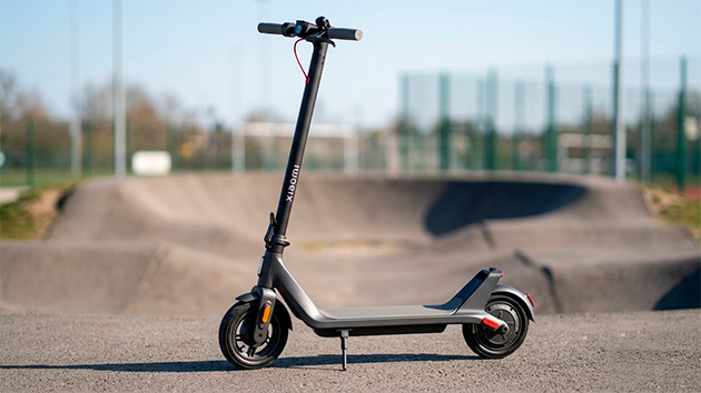 Xiaomi Electric Scooter 4 Lite (2nd Gen). Фото: Ян Ляпин / Нейросеть