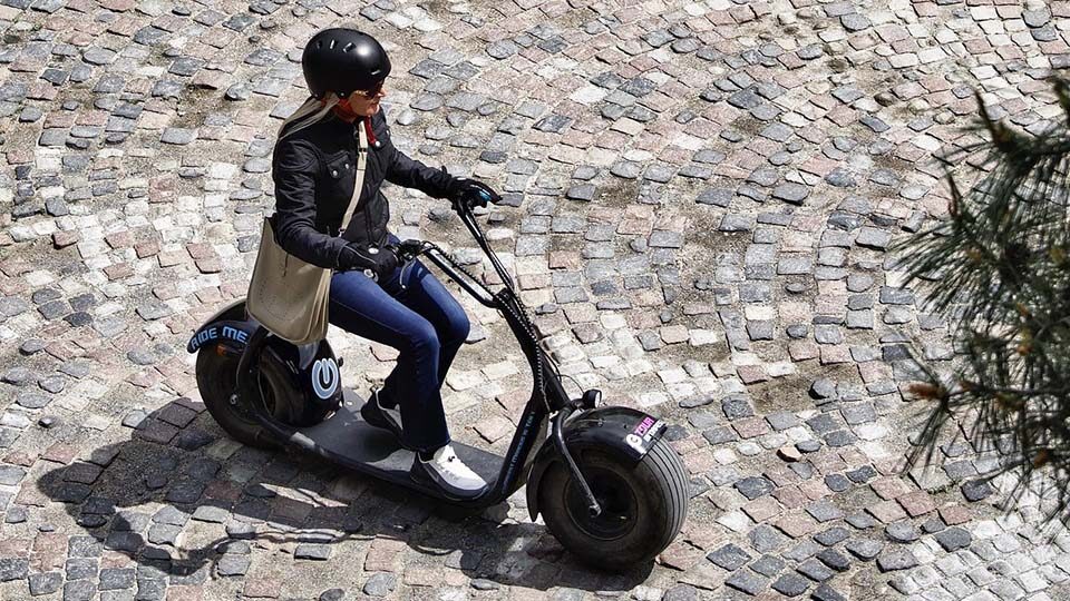 18 лучших электросамокатов с сиденьем в 2023 году