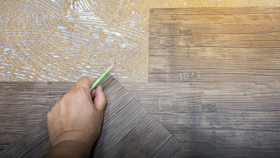 Укладка кварцвинила на пол. Фото: cjhobo / Shutterstock / Fotodom