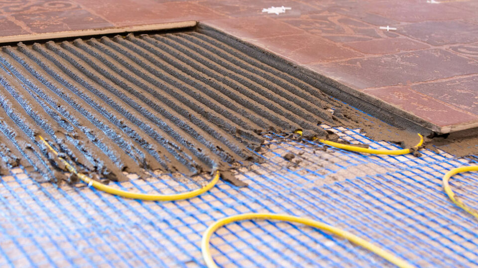 Укладка напольного покрытия на нагревательный мат. Фото: Radovan1 / Shutterstock / Fotodom