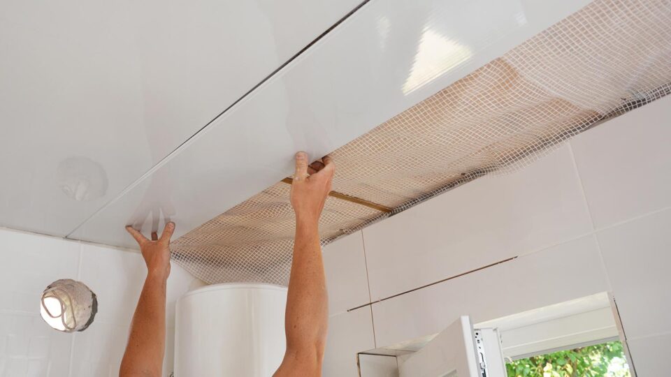 Установка потолочных панелей. Фото: Radovan1 / Shutterstock / Fotodom