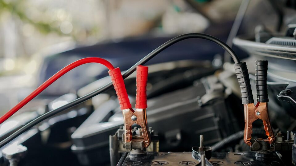 Подключение клемм ПЗУ к аккумулятору автомобиля. Фото: Mr.Anuwat Rumrod / Shutterstock / Fotodom