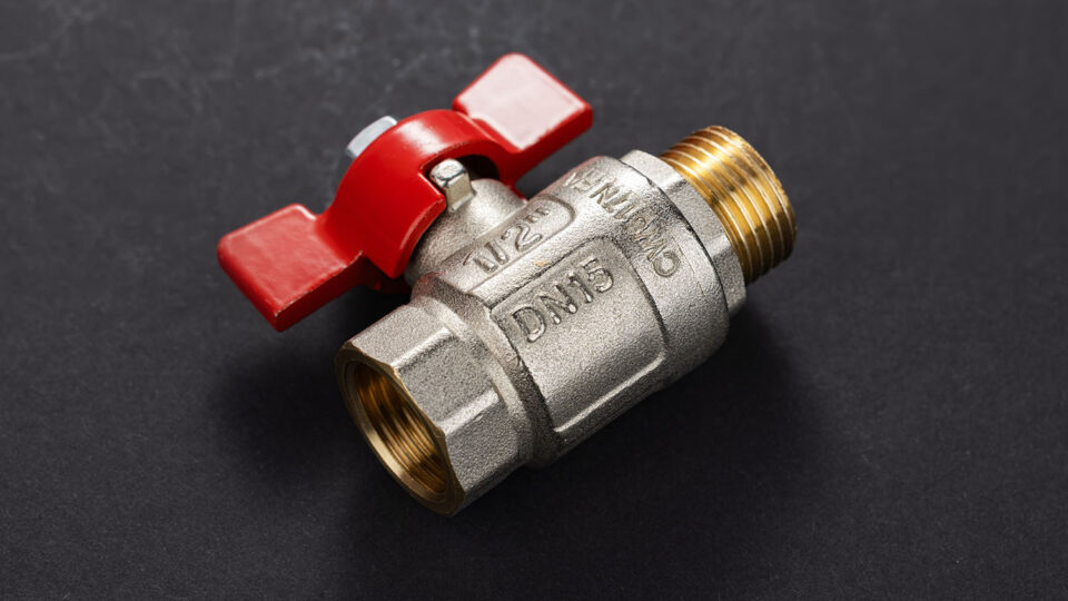 Шаровой кран для воды. Фото: Skrypnykov Dmytro / Shutterstock / Fotodom