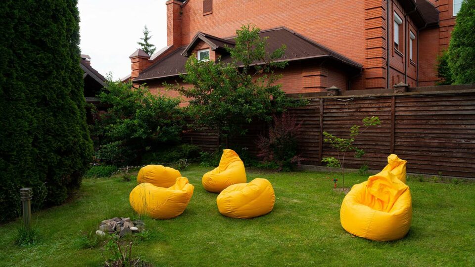 Кресла-мешки. Фото: Kubatina Katerina / Shutterstock / Fotodom