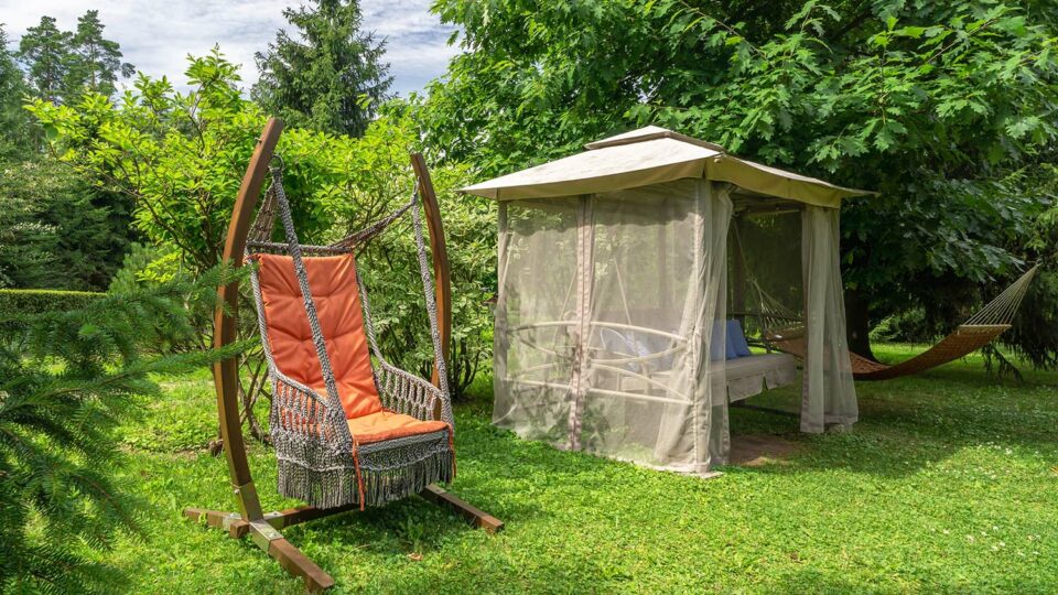 Москитная сетка защищает от насекомых. Фото: Alhim / Shutterstock / Fotodom