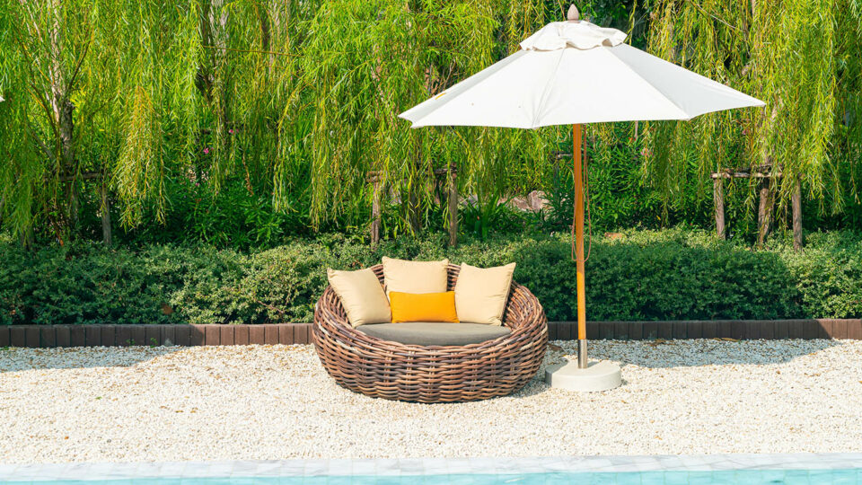 Пляжный зонт. Фото: gowithstock / Shutterstock / Fotodom