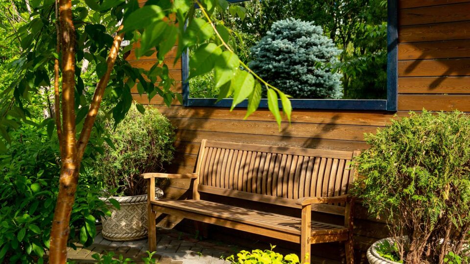 Садовая скамья. Фото: Province_photo / Shutterstock / Fotodom