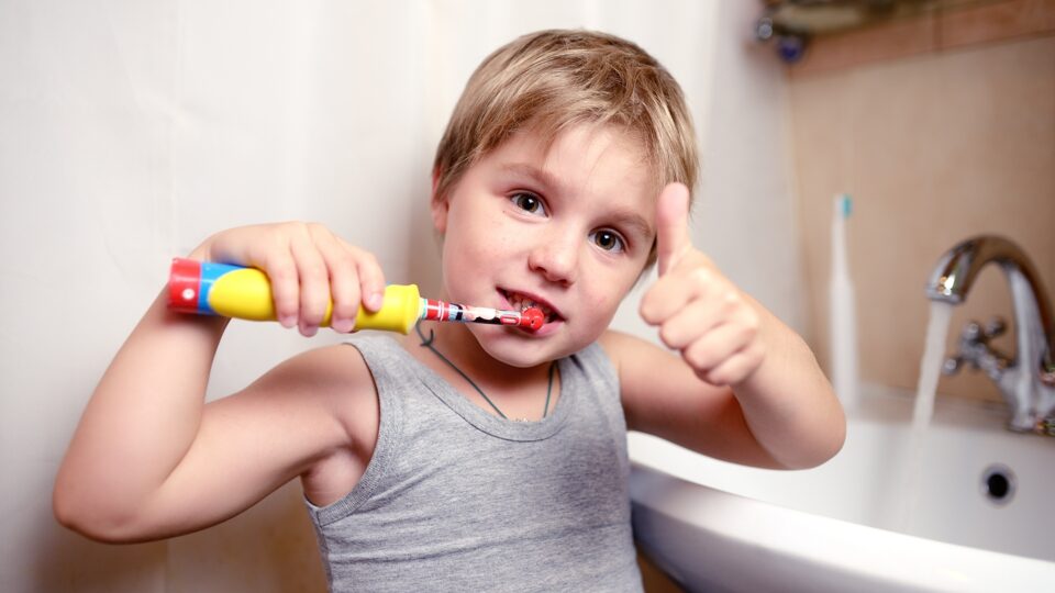 12 лучших детских электрических зубных щеток
