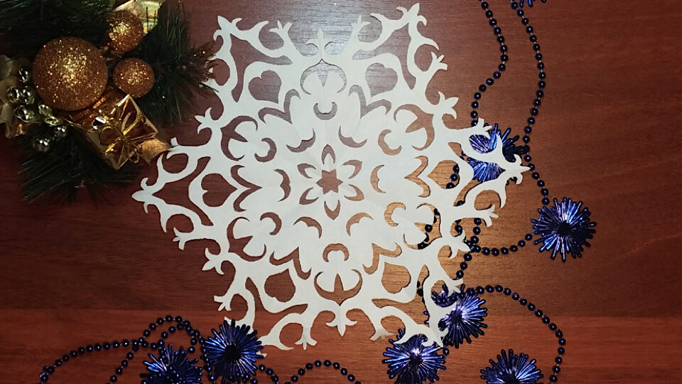 Ажурные снежинки из бумаги