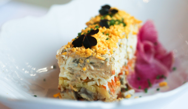 Слоеный салат из сардины и орехов