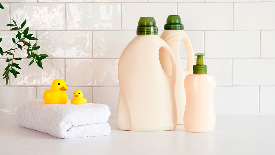 10 лучших гелей для стирки детского белья в 2025 году