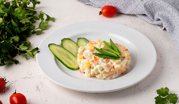 Оливье с курицей и ананасом