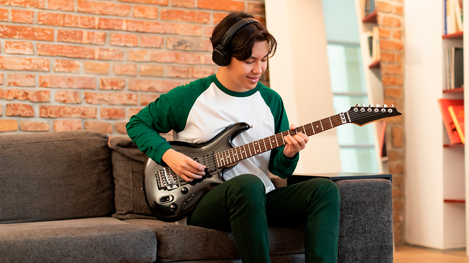 11 лучших гитар для детей в 2025 году