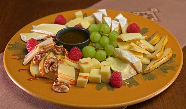Фруктово-ягодная тарелка с сыром к игристому вину