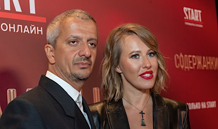 «Как два подростка»: Ксения Собчак поделилась романтичным фото с Константином Богомоловым