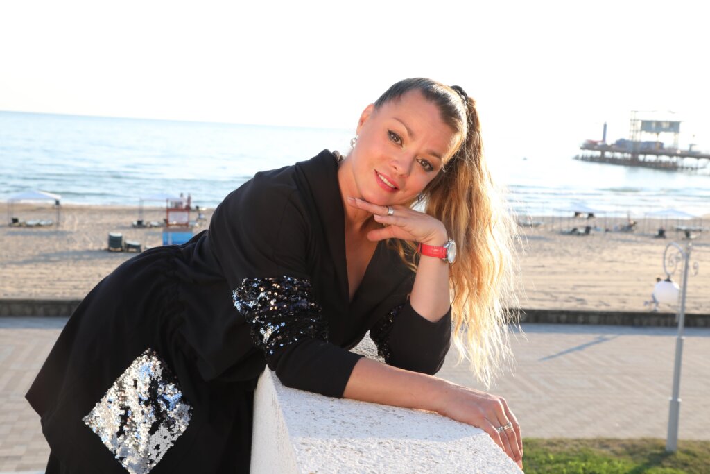 Скандальный развод с Александром Домогаровым, потеря ребенка и тайный сын: как сейчас живет актриса Наталья Громушкина