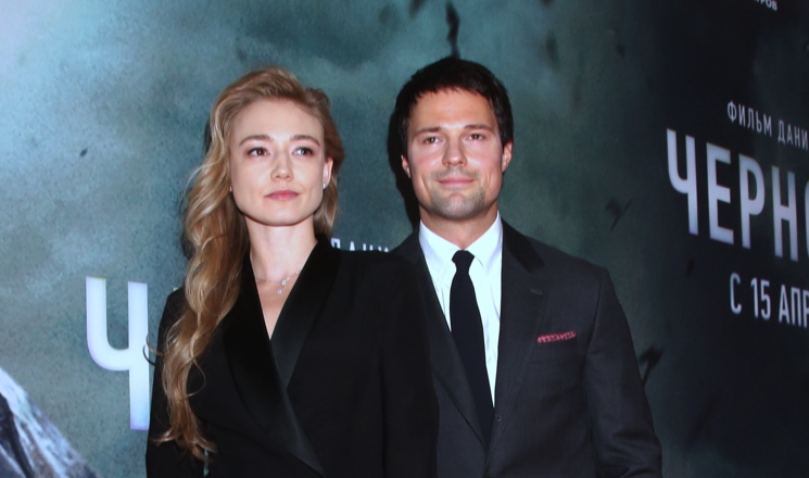 Трогательные фотографии: Оксана Акиньшина и Данила Козловский с детьми отдыхаю на море