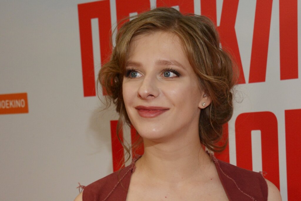 Уж на работу невтерпёж: Лиза Арзамасова вернется в театр через месяц после родов