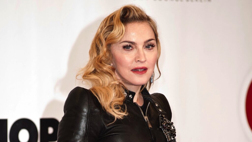 Мадонна в чулках широко раздвинула ноги