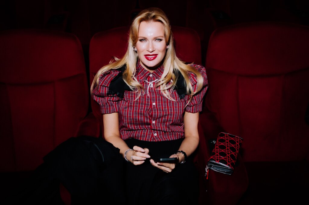 Светлана Бондарчук в черном, Алена Водонаева с ножом, Алиса Вокс без юбки и скромница Олеся Судзиловская на светской вечеринке