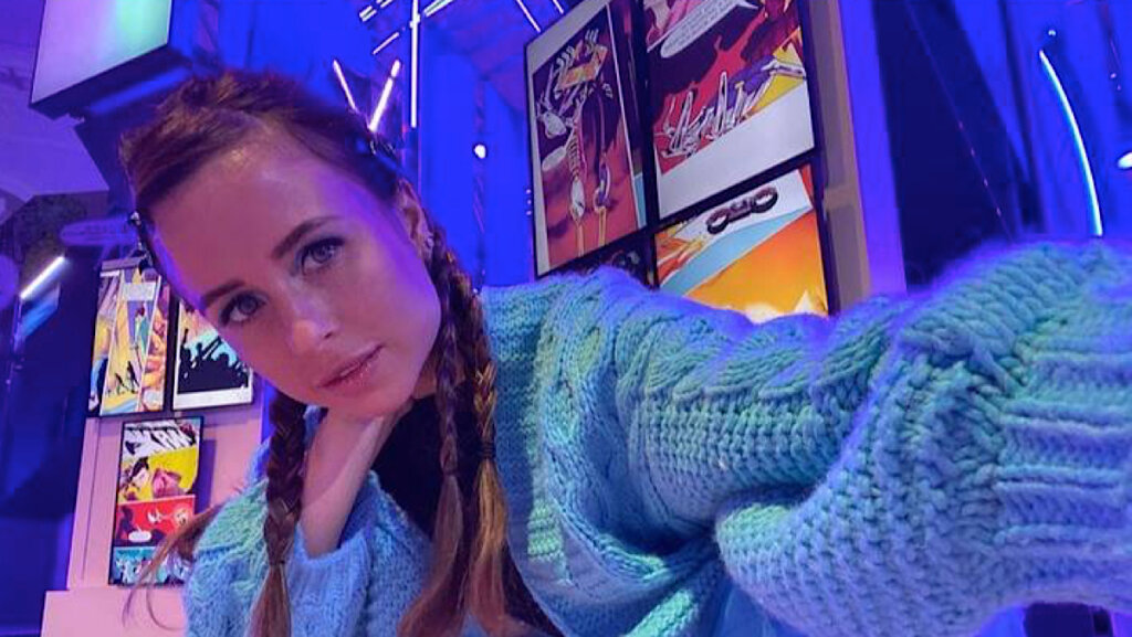 Мирослава Карпович прилюдно сняла штаны и прикрылась ладошкой