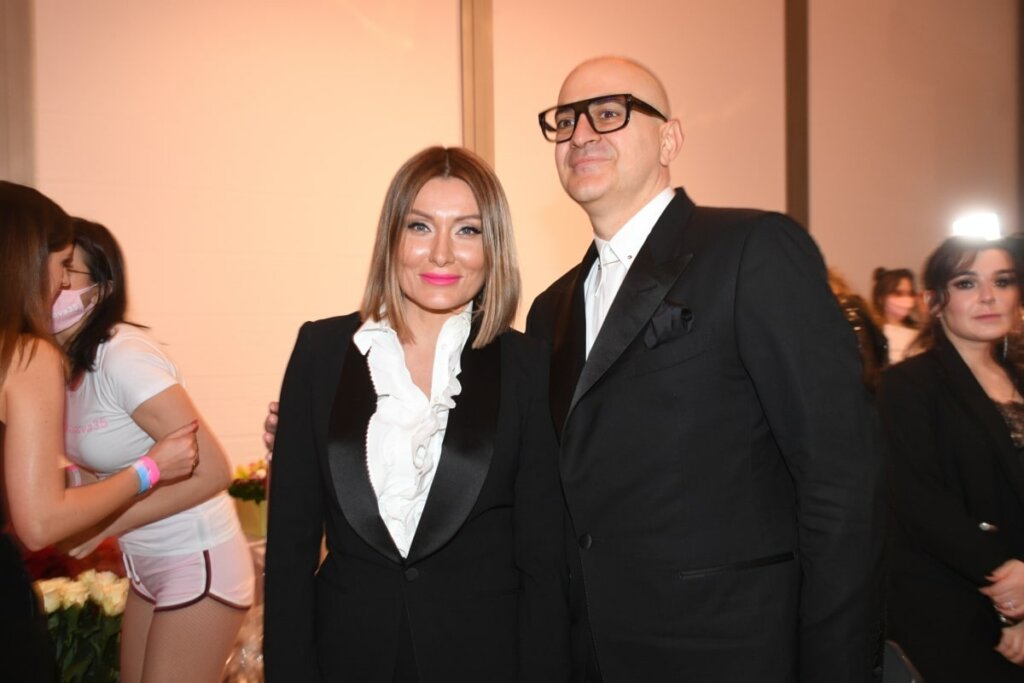 Новости шоу-бизнеса: заявление жены Мартиросяна, лицемерие Энистон и трагедия в семье звезды «Дома-2»