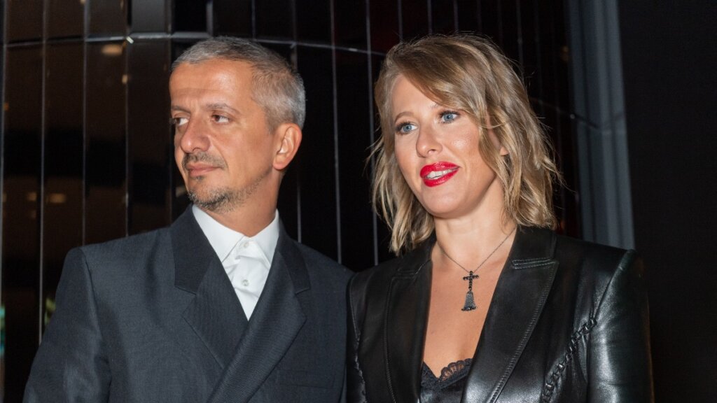 Ксения Собчак уехала в Турцию с сыном и дочерью Константина Богомолова