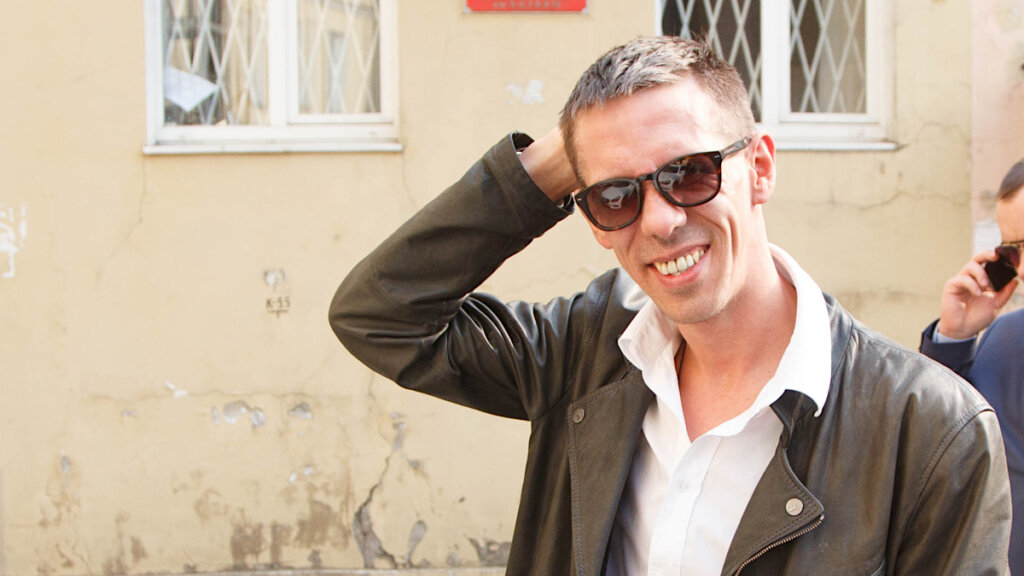 Обнищавший в Испании Алексей Панин продает мамину квартиру в Москве