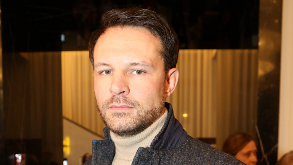 Актер Евгений Пронин сбежал из России