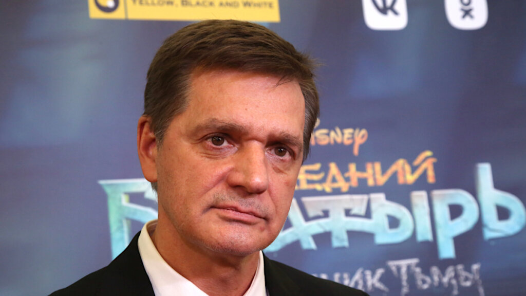 35 лет женат на актрисе Лидии Петраковой, учился у мамы Сергея Жигунова и 20 лет ждал главную роль: как живет Константин Лавроненко