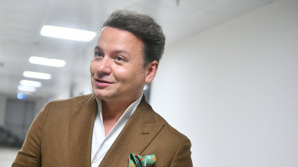 Александр Олешко с марта передвигается на костылях