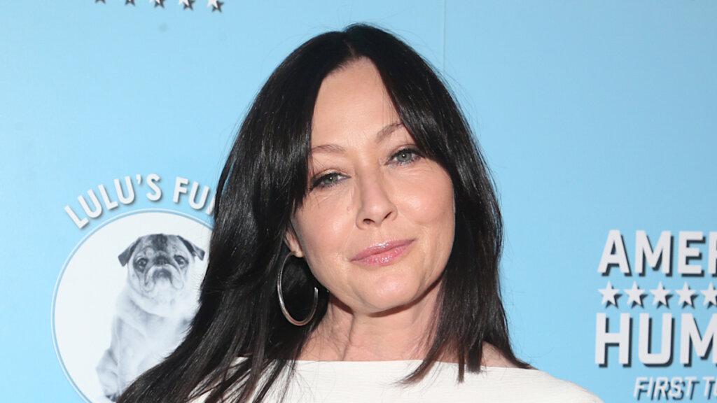 Метастазы проникли в мозг: больная раком звезда «Зачарованных» плачет во время лучевой терапии