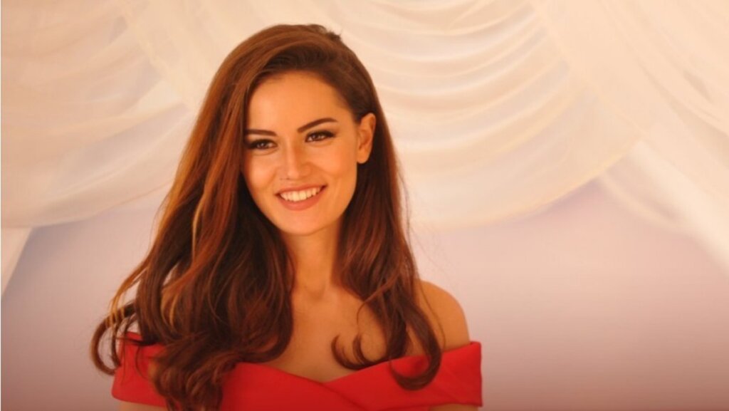 Одно лицо: фотографии сестры Фахрие Эвджен взбудоражили общественность