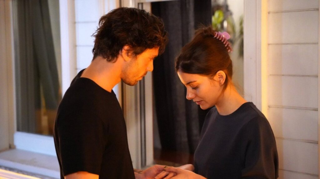 Описание и разбор восьмой серии второго сезона «Зимородка»: Кайя женится на Суне, а Халис узнал правду о Нюкхет