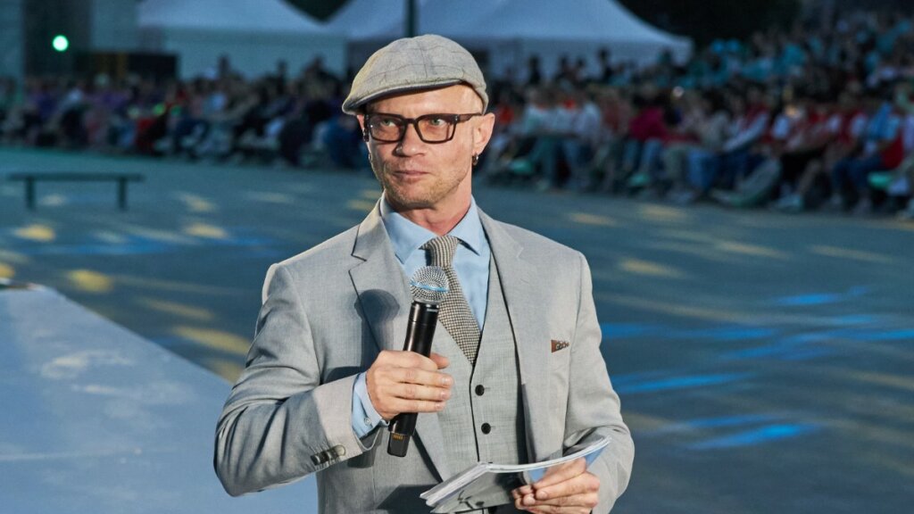 Митя Хрусталев не говорит, кто родил ему дочь